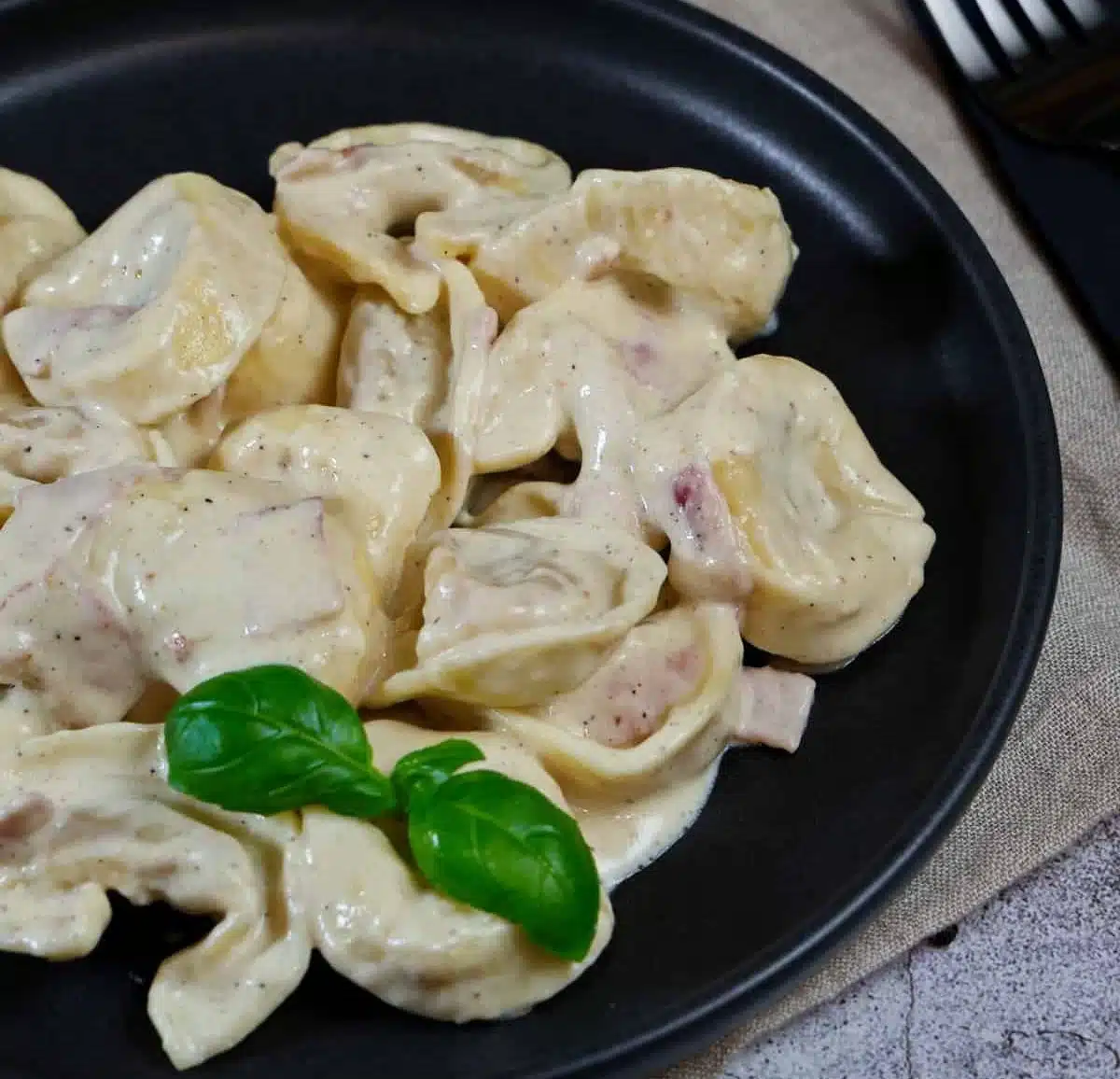 Tortellini alla Panna Die cremigen und köstlichen Tortellini sind in