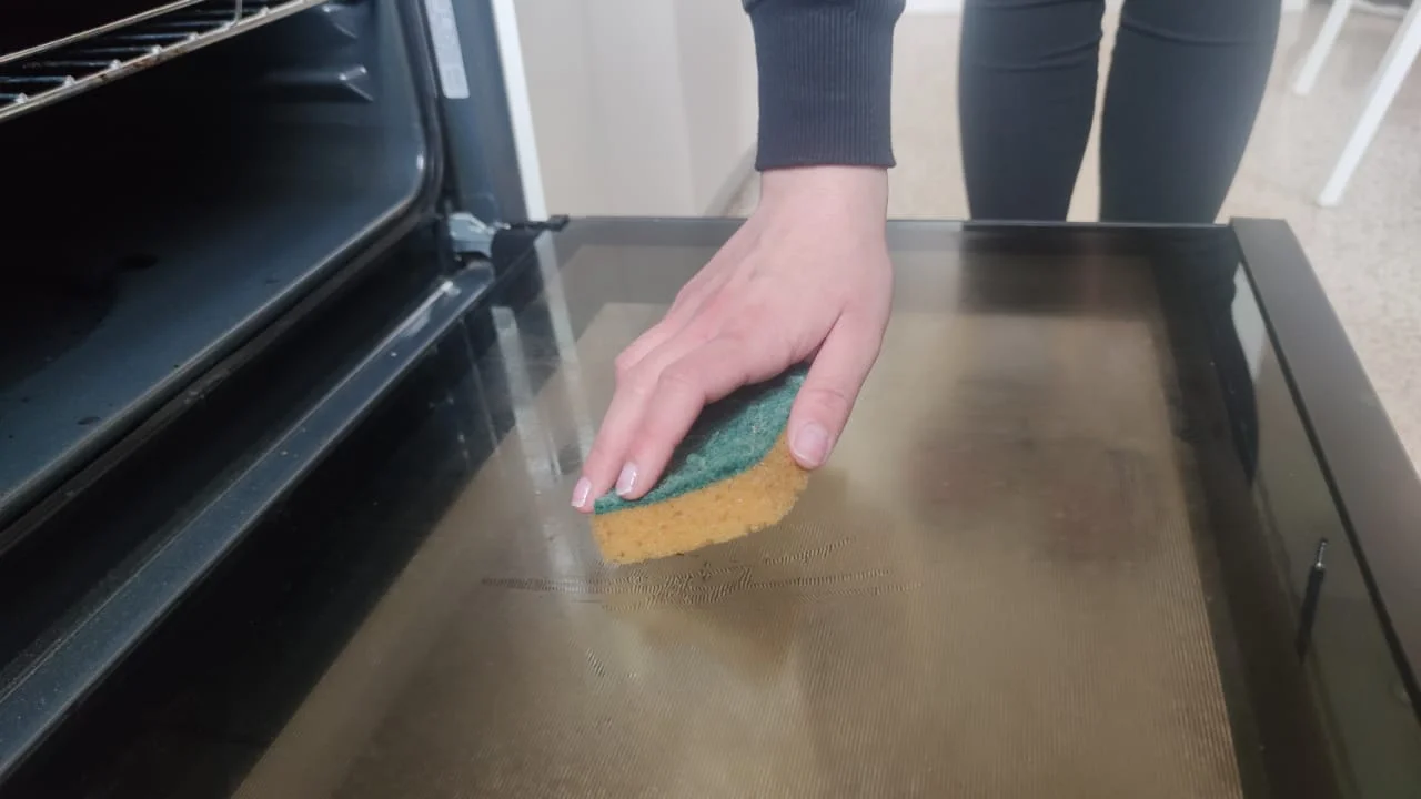 OFEN, WIE MAN HARTNÄCKIGE FLECKEN VON GLAS IM INNENBEREICH ENTFERNT EINE SACHE VON MINUTEN